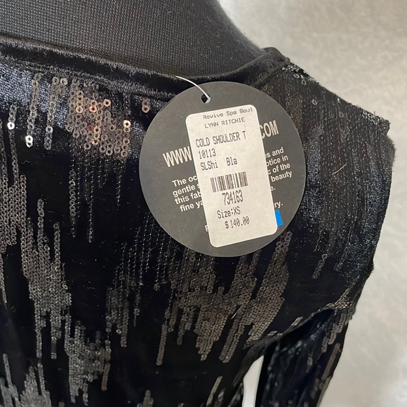Exquisite black sequin cold shoulder top - Picture 7 of 10